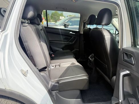 Used 2018 Volkswagen Tiguan SE w/ 18" Alloy Wheels Package FWD image 32