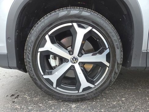 Used 2025 Volkswagen Tiguan SE AWD/4WD image 26