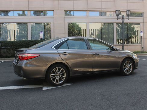 Used 2015 Toyota Camry SE w/ Moonroof Package image 7