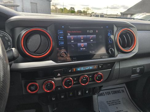 Used 2017 Toyota Tacoma TRD Off-Road w/ Premium & Technology Package AWD/4WD image 16