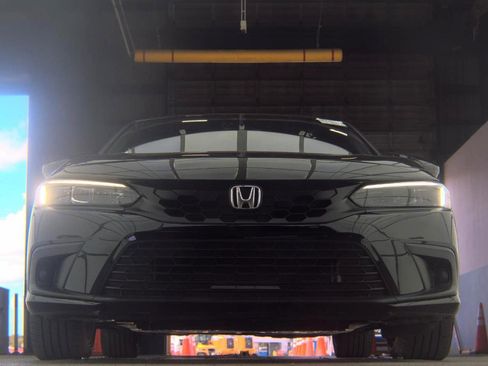 Used 2023 Honda Civic Sport image 3