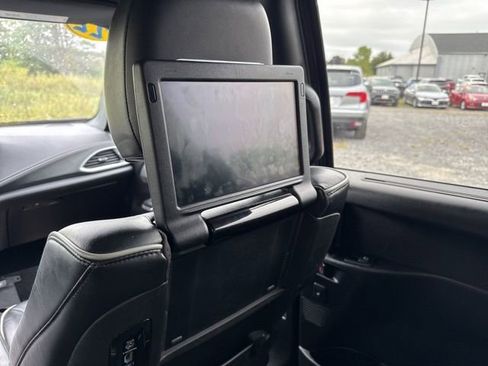 Used 2022 Chrysler Pacifica Limited w/ Uconnect Theater Family Group image 15