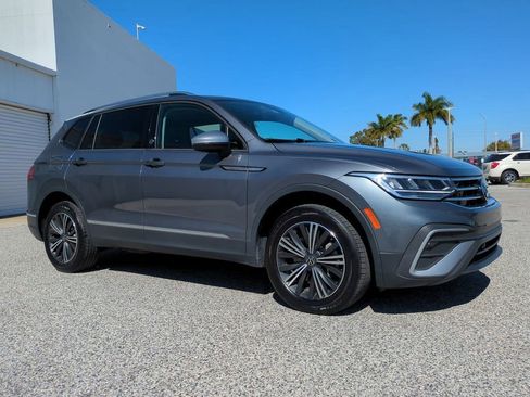 Used 2024 Volkswagen Tiguan SE image 3