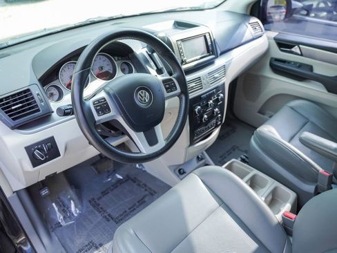 Used 2013 Volkswagen Routan SE FWD image 5