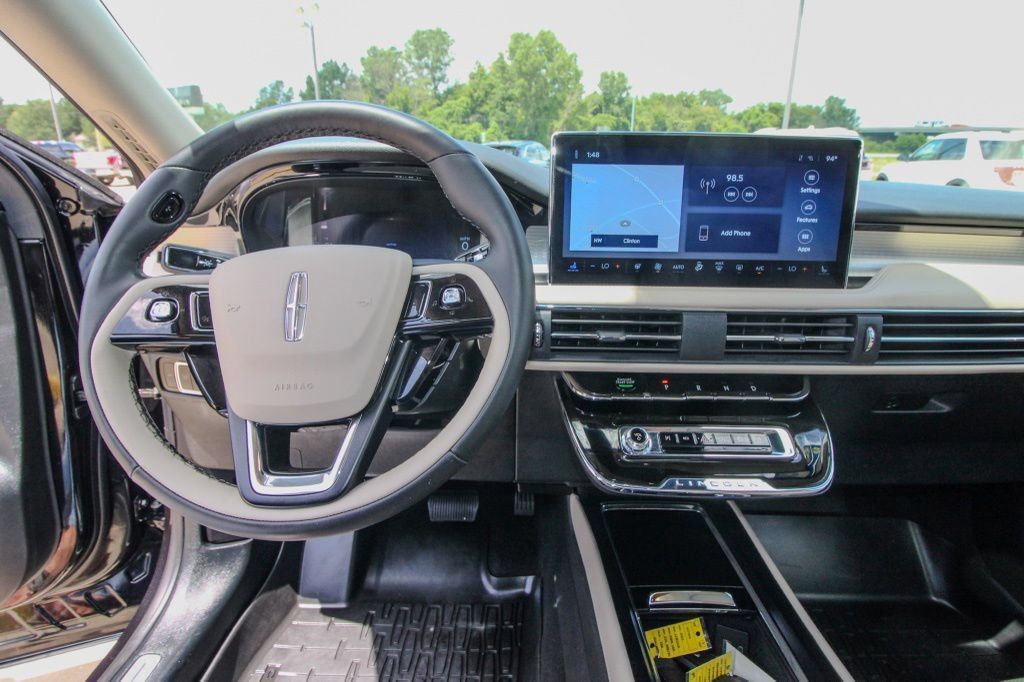 Used 2025 Lincoln Corsair FWD w/ Equipment Group 101A image 30
