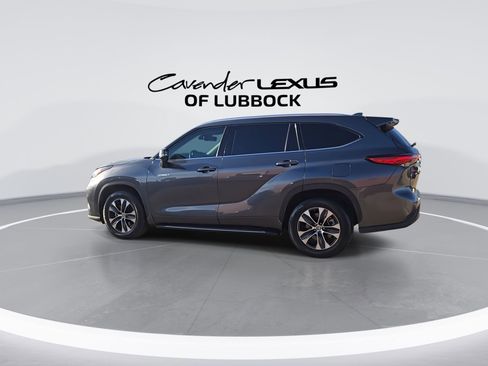 Used 2020 Toyota Highlander XLE image 6