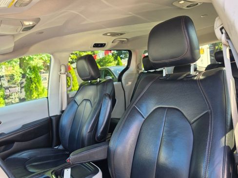 Used 2017 Chrysler Pacifica Touring-L FWD image 24