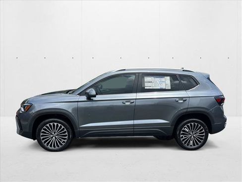 New 2025 Volkswagen Taos SE image 9