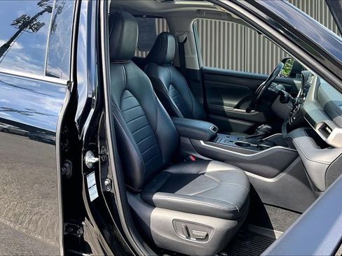 Used 2020 Toyota Highlander XLE AWD/4WD image 8