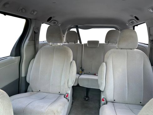 Used 2014 Toyota Sienna LE image 18
