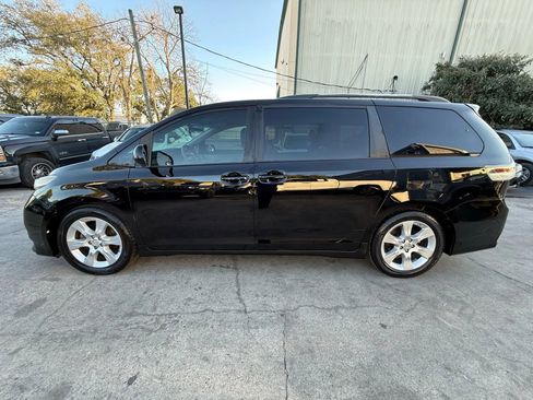 Used 2011 Toyota Sienna SE w/ Preferred Pkg image 4