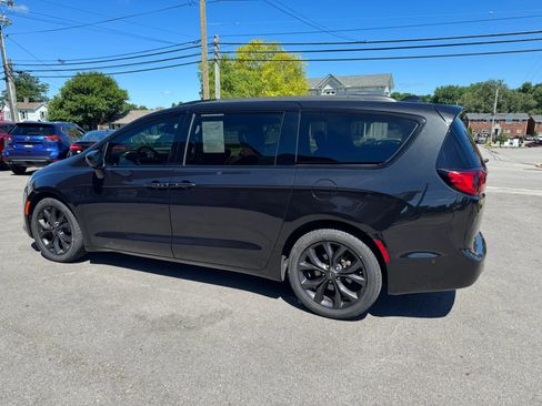 Used 2020 Chrysler Pacifica Touring-L Plus w/ Advanced Safetytec Group FWD image 9