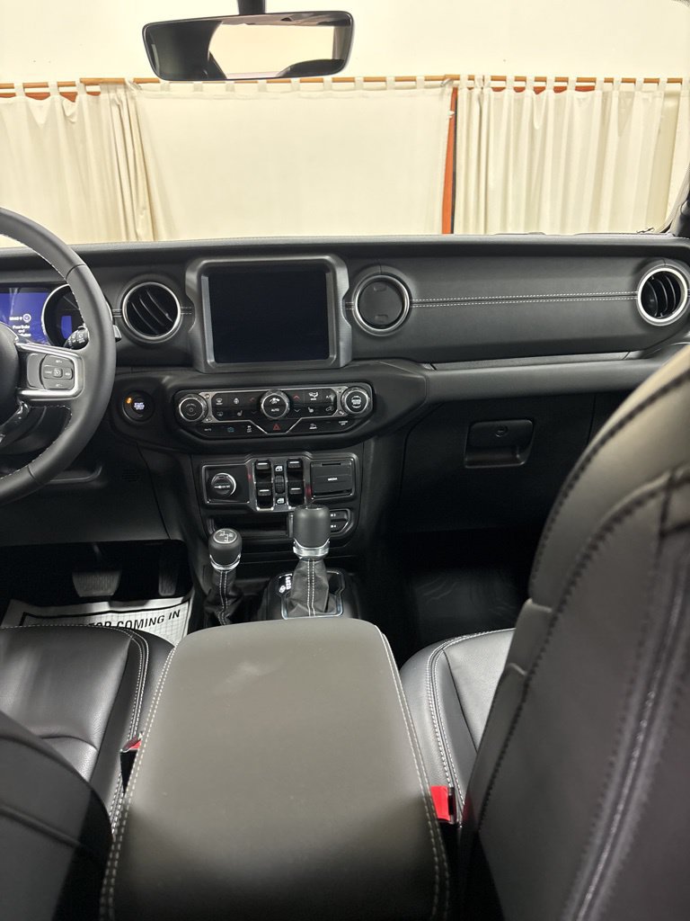 Used 2023 Jeep Wrangler Unlimited Sahara w/ Cold Weather Group AWD/4WD image 23