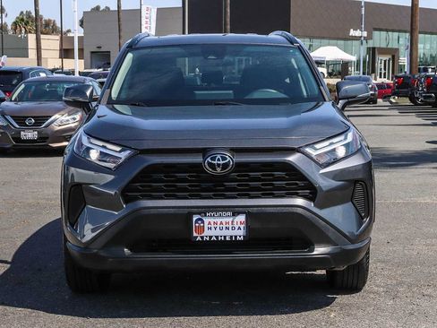 Used 2022 Toyota RAV4 XLE w/ Convenience Package FWD image 2