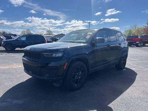 Used 2024 Jeep Grand Cherokee Altitude AWD/4WD image 4