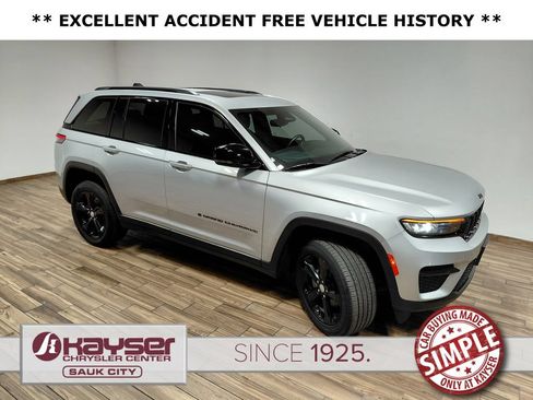 Used 2022 Jeep Grand Cherokee Altitude AWD/4WD image 17