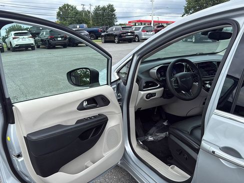 Used 2023 Chrysler Pacifica Touring-L FWD image 12