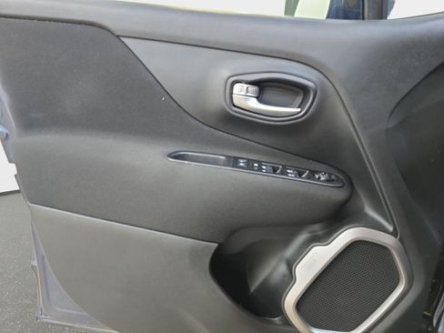 Used 2021 Jeep Renegade Latitude FWD image 24
