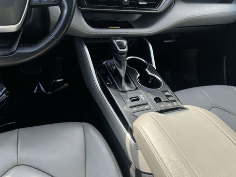Used 2023 Toyota Highlander XLE AWD/4WD image 22