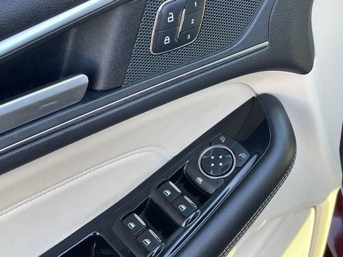 Used 2018 Ford Edge Titanium image 16