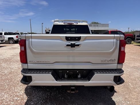 Used 2022 Chevrolet Silverado 3500 High Country w/ Technology Package AWD/4WD image 4