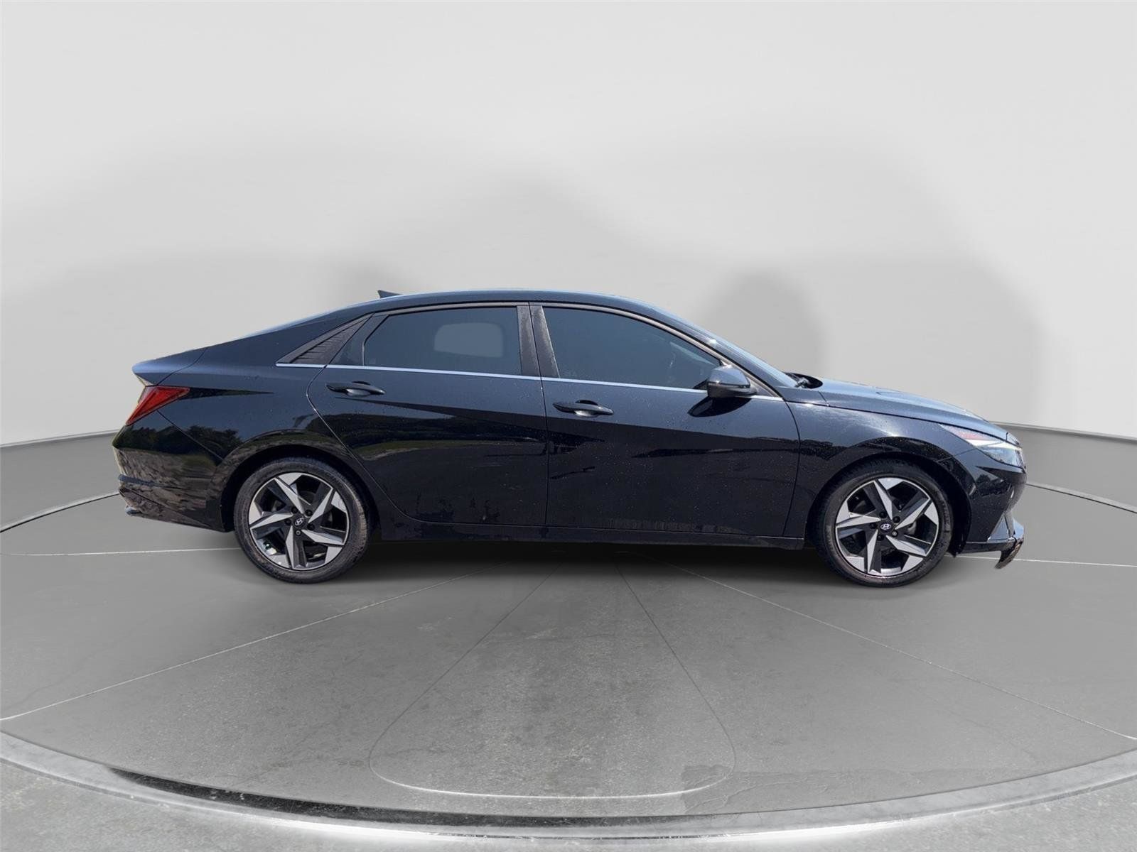 Used 2022 Hyundai Elantra Limited w/ Cargo Package FWD image 6
