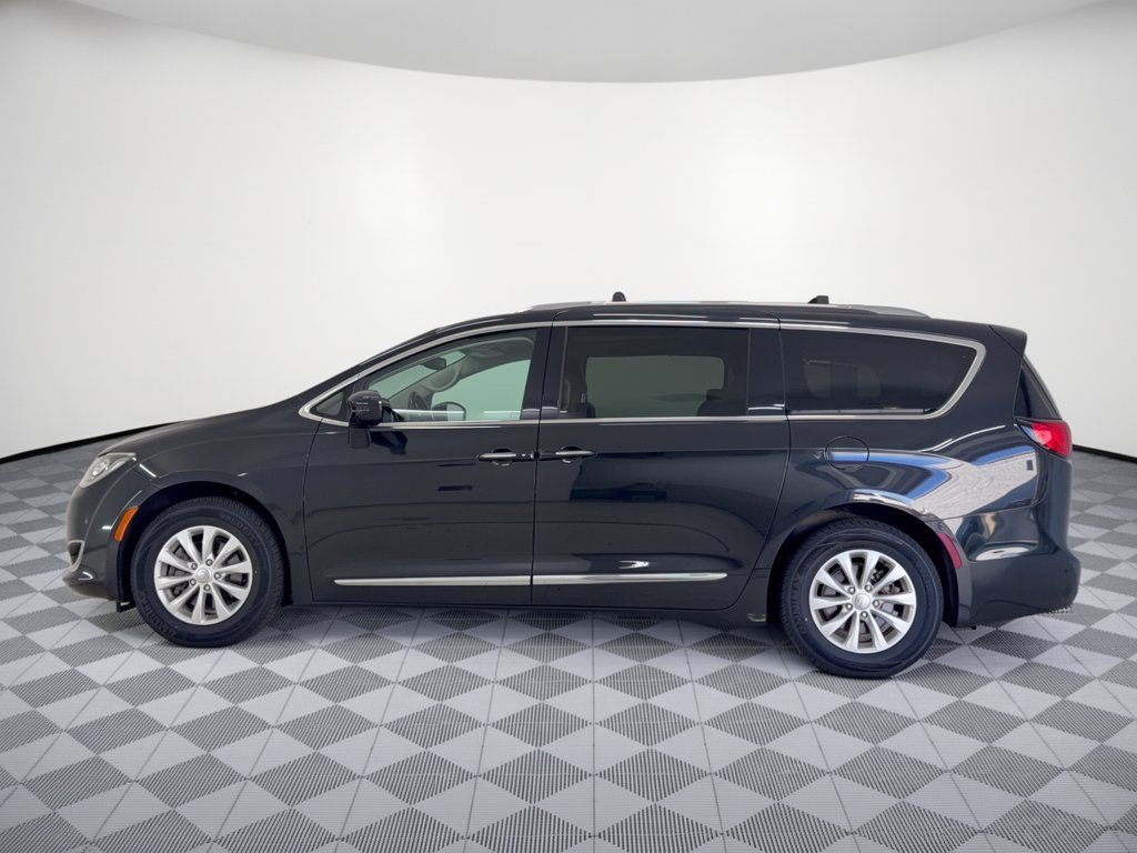 Used 2019 Chrysler Pacifica Touring-L FWD image 2