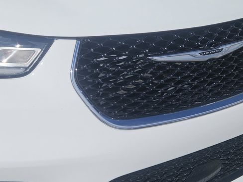 Used 2024 Chrysler Pacifica Touring-L FWD image 4