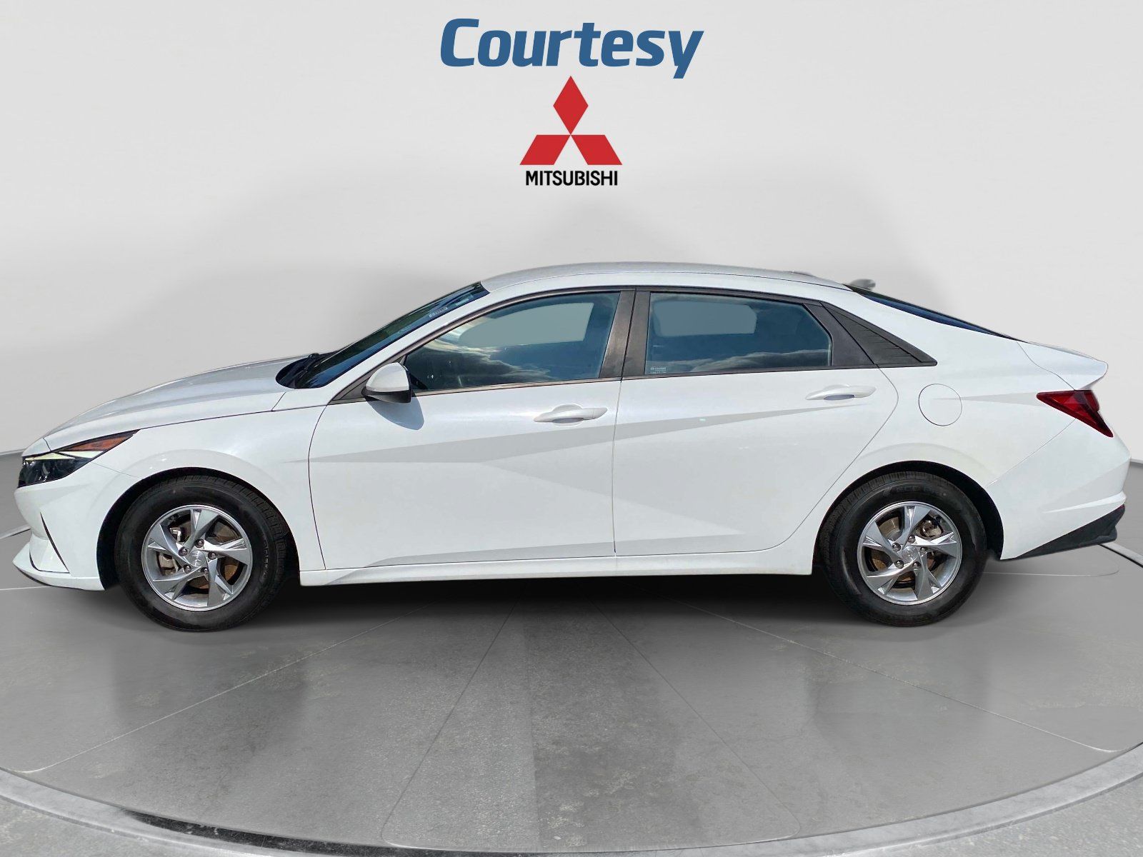 Used 2021 Hyundai Elantra SE FWD image 2