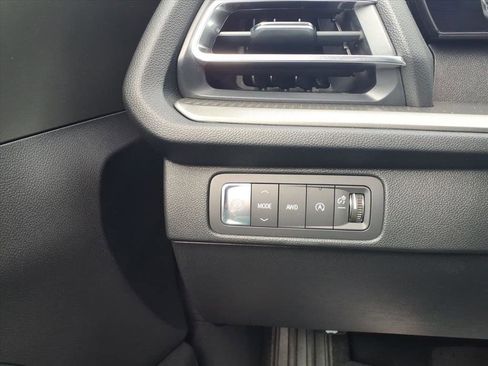 Used 2025 Chevrolet Traverse LT w/ Driver Confidence Package image 8