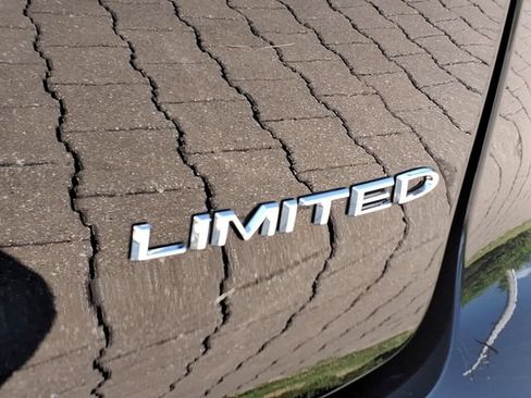 Used 2024 Chrysler Pacifica Limited FWD image 27