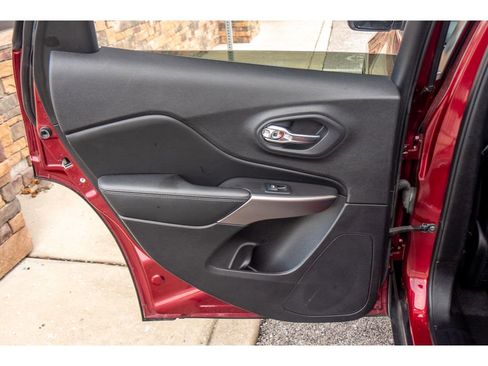 Used 2019 Jeep Cherokee Limited image 17