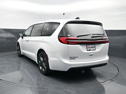 New 2026 Chrysler Pacifica Select image 7