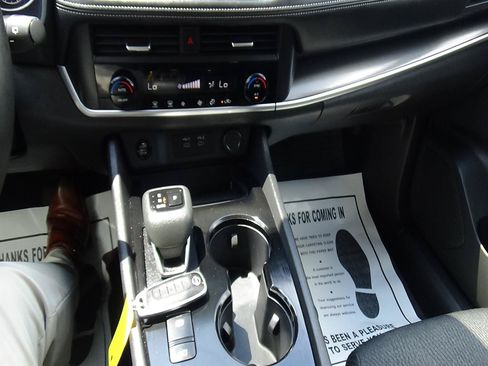 Used 2025 Nissan Rogue SV FWD image 25