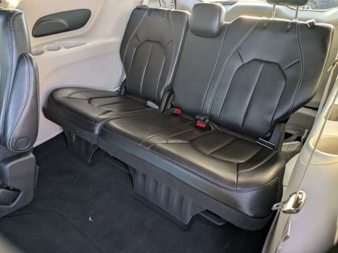 Used 2022 Chrysler Pacifica Touring-L image 26