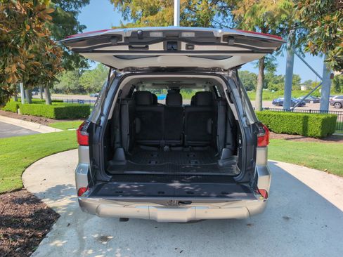 Used 2020 Lexus LX 570 4WD w/ Luxury Package image 33