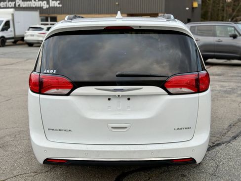 Used 2018 Chrysler Pacifica Limited image 7