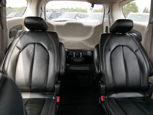 Used 2017 Chrysler Pacifica Touring-L FWD image 13