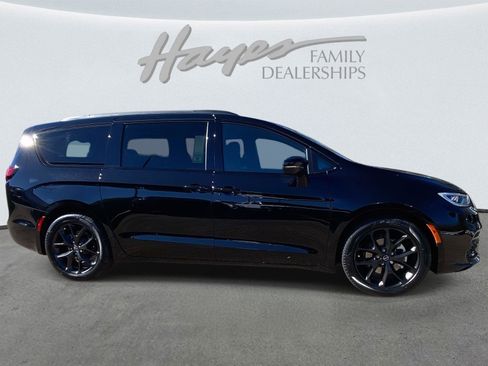 New 2026 Chrysler Pacifica Limited w/ S Appearance Package image 3