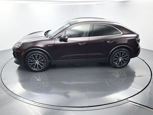 Certified 2025 Porsche Macan 4S Electric AWD/4WD image 36