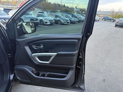 Used 2018 Nissan Titan SV w/ SV Convenience Package image 13