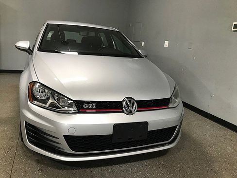 Used 2017 Volkswagen GTI SE image 8
