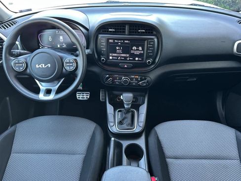 Used 2023 Kia Soul LX w/ LX Technology Package FWD image 3