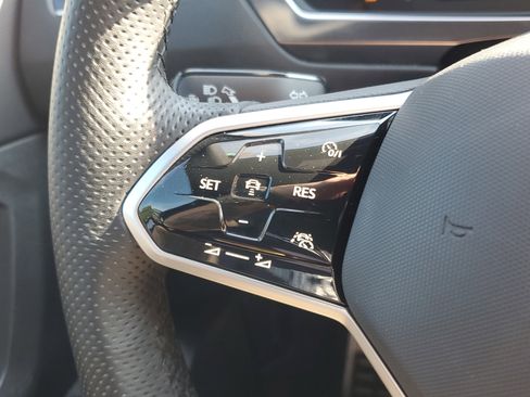 Used 2022 Volkswagen Tiguan SEL R-Line image 30