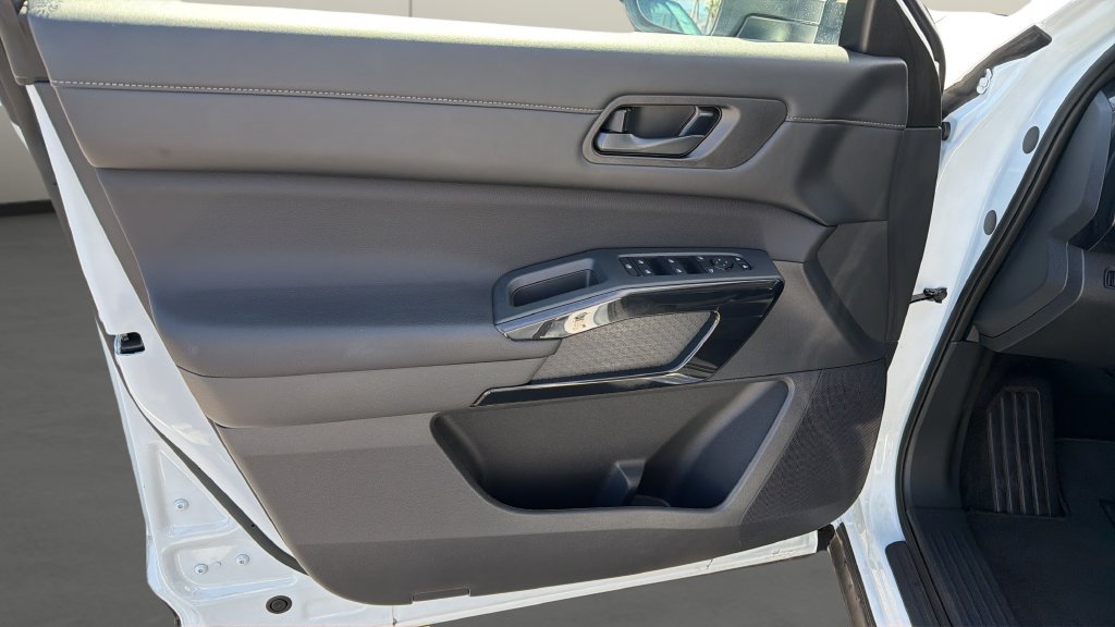 Used 2025 Nissan Pathfinder SV FWD image 13