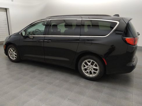 Used 2020 Chrysler Voyager Lxi FWD image 3