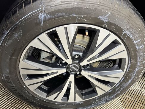 Used 2023 Nissan Rogue SV image 14