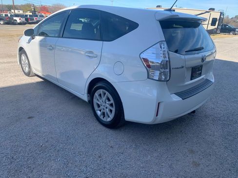 Used 2014 Toyota Prius V Five image 5