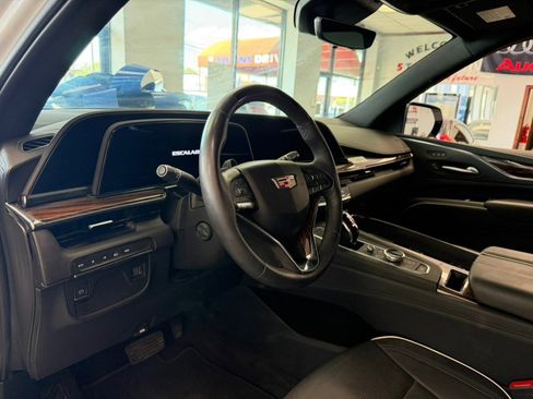 Used 2023 Cadillac Escalade Premium Luxury AWD/4WD image 17