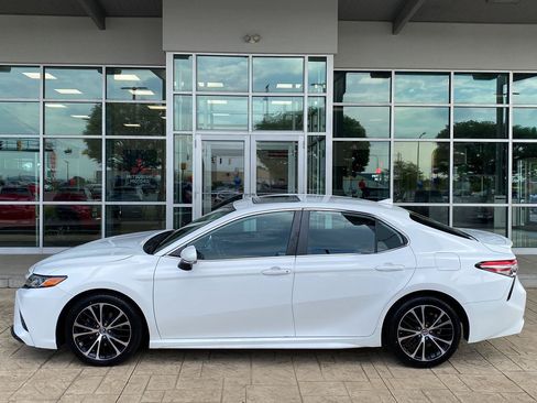 Used 2019 Toyota Camry SE w/ Convenience Package FWD image 4